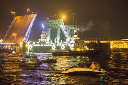 Санкт-Петербург. Буксировка отреставрированного крейсера `Аврора` к месту постоянной стоянки у Петроградской набережной.