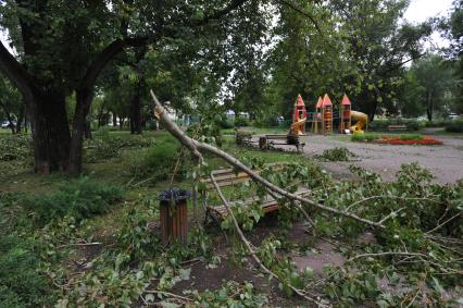 Москва.  Сломанные ураганом ветки деревьев на детской площадке.