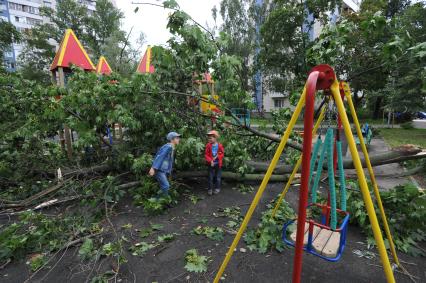 Москва.  Сломанные ураганом ветки деревьев на детской площадке.