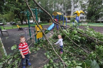 Москва.  Сломанные ураганом ветки деревьев на детской площадке.