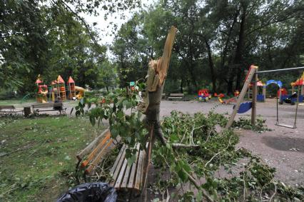 Москва.  Сломанные ураганом ветки деревьев на детской площадке.