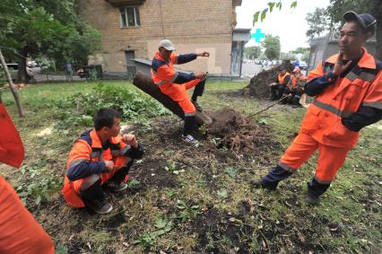 Москва. Работники коммунальной службы на уборке последствий урагана в городе.