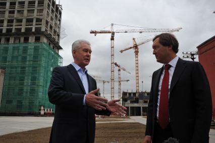 Москва. Председатель совета деректоров ОАО `Группа ЛСР`Андрей Молчанов, Мэр Москвы Сергей Собянин (справа) , во время осмотра хода строительства жилого комплекса `ЗИЛАРТ` на территории бывшего автозавода имени Лихачева.
