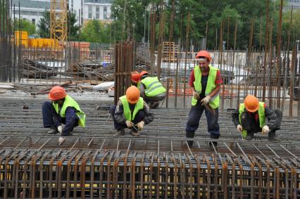 Москва. Рабочие на строительстве жилого комплекса `ЗИЛАРТ` на территории бывшего автозавода имени Лихачева.