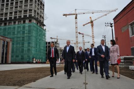 Москва. Председатель совета деректоров ОАО `Группа ЛСР`Андрей Молчанов, Мэр Москвы Сергей Собянин(слева направо) , пресс-секретарь Мэра Пенькова Гульнара, заместитель Мэра Марат Хуснуллин (справа налево) во время осмотра хода строительства жилого комплекса `ЗИЛАРТ` на территории бывшего автозавода имени Лихачева.