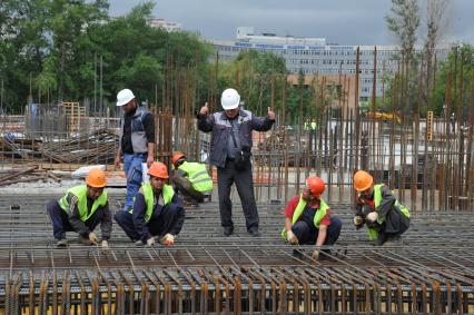 Москва.  Рабочие на  строительстве жилого комплекса `ЗИЛАРТ` на территории бывшего автозавода имени  Лихачева.