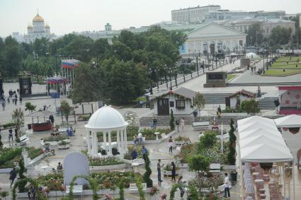 Москва. Вид на Манежную площадь, где проходит праздник `Московское лето. Фестиваль варенья`.