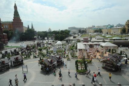 Москва. Вид на Манежную площадь, где проходит праздник `Московское лето. Фестиваль варенья`.