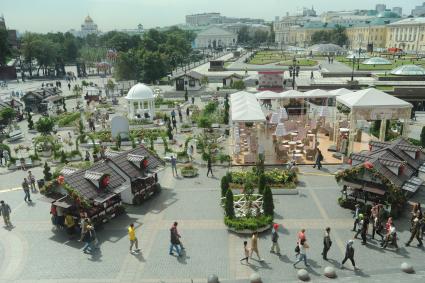 Москва. Вид на Манежную площадь, где проходит праздник `Московское лето. Фестиваль варенья`.