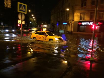 Москва. Такси едет по улице, затопленой после сильного ливня.