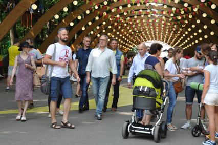 Москва.  Михаил Касьянов на  фестивале в Сокольниках `Семейный Секрет`.