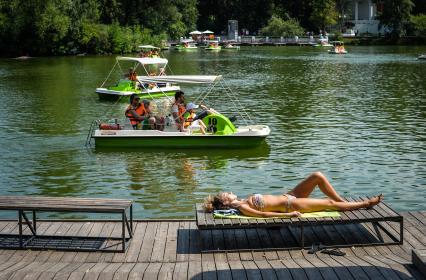 Москва. Горожане отдыхают на прудах в парке Горького.