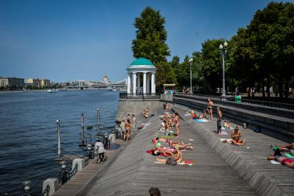 Москва. Горожане отдыхают на Пушкинской набережной   в парке Горького.