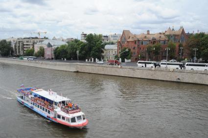 Москва. Вид на дом Перцовой на углу Соймоновского проезда и Пречистенской набережной.