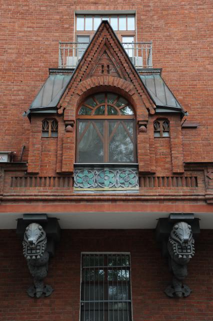 Москва. Декоративный фасад дома Перцовой на углу Соймоновского проезда и Пречистенской набережной.