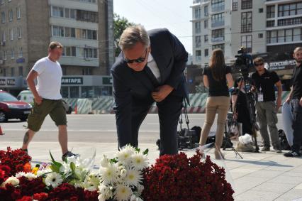 Москва.  Алексей Пушков возлагает цветы  у посольства Франции в на Большой Якиманке в память о погибших в результате террористического акта в Ницце.