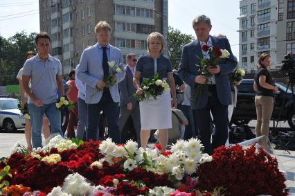 Москва.  Григорий Явлинский  и Эмилия Слабунова возлагают цветы  у посольства Франции в на Большой Якиманке в память о погибших в результате террористического акта в Ницце.