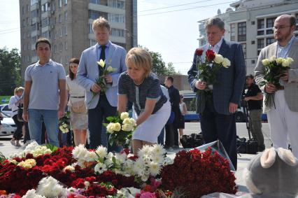 Москва.  Григорий Явлинский  и Эмилия Слабунова возлагают цветы  у посольства Франции в на Большой Якиманке в память о погибших в результате террористического акта в Ницце.