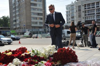 Москва.  Алексей Пушков возлагает цветы  у посольства Франции в на Большой Якиманке в память о погибших в результате террористического акта в Ницце.