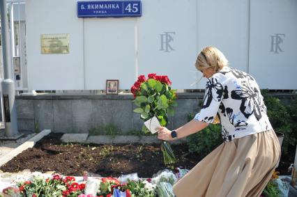 Москва.  Прохожие возлагают цветы и свечи у посольства Франции в на Большой Якиманке в память о погибших в результате террористического акта в Ницце.