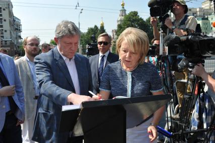 Москва.  Григорий Явлинский  и Эмилия Слабунова возлагают цветы  у посольства Франции в на Большой Якиманке в память о погибших в результате террористического акта в Ницце.