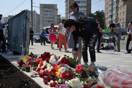 Москва.  Прохожие возлагают цветы и свечи у посольства Франции в на Большой Якиманке в память о погибших в результате террористического акта в Ницце.