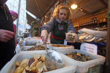 Санкт-Петербург. Продажа грибов на новогодней ярмарке.