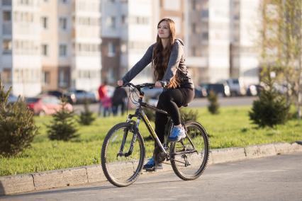 Челябинск. Девушка на велопрогулке.