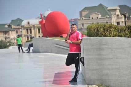 Баку. Современная архитектура города. Скульптура `Красные улитки`