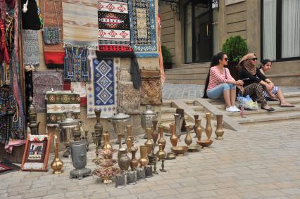 Баку. Торговля сувенирами  на одной из улочек Старого города.