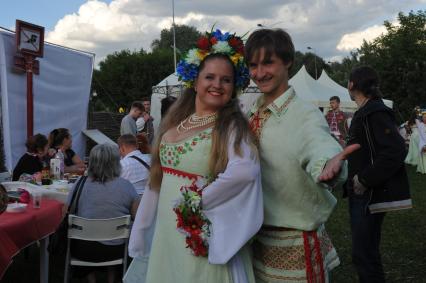 Москва. В парке Шкулева природно-охранного комплекса `Кузьминки-Люблино` состоялся общегородской Национальный белорусский праздник Купалье.