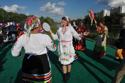 Москва. В парке Шкулева природно-охранного  комплекса `Кузьминки-Люблино` состоялся общегородской Национальный белорусский праздник Купалье.