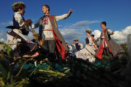 Москва. В парке Шкулева природно-охранного  комплекса `Кузьминки-Люблино` состоялся общегородской Национальный белорусский праздник Купалье.