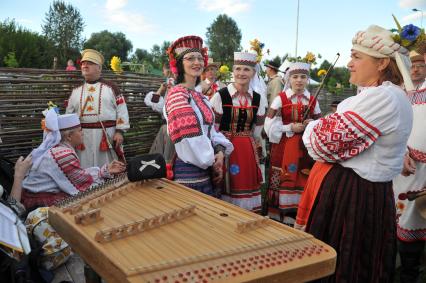 Москва. В парке Шкулева природно-охранного  комплекса `Кузьминки-Люблино` состоялся общегородской Национальный белорусский праздник Купалье.