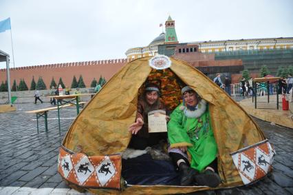Москва. Посетители и участники на книжном фестивале `Красная площадь`.