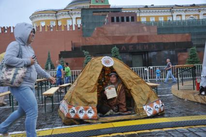 Москва. Посетители  и участники  на книжном фестивале `Красная площадь`.