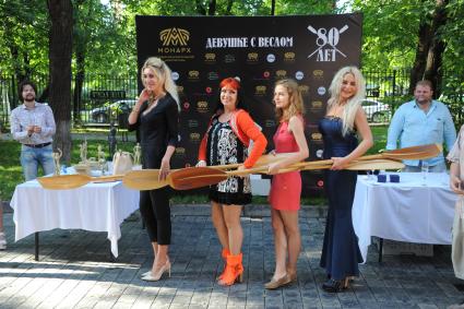 Москва. Выбор лучшей модели для памятника нового столетия в Loft Club, где состоялось празднование 80-летия памятника советской эпохи `Девушка с веслом` скульптора Ивана Шадра .