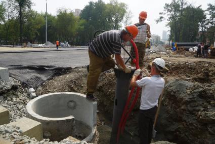 Екатеринбург. Рабочие на месте реконструкции улично-дорожной сети у Центрального стадиона, к Чемпионату мира по футболу 2018