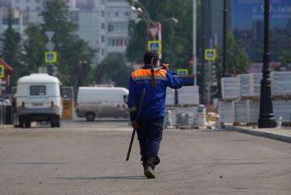 Екатеринбург. Рабочий на месте реконструкции улично-дорожной сети у Центрального стадиона, к Чемпионату мира по футболу 2018