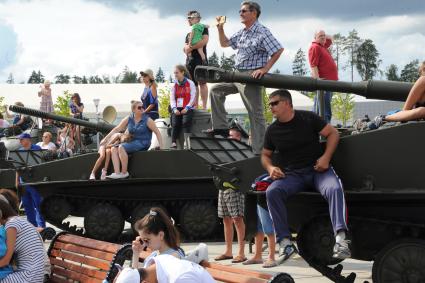 Московская область, Кубинка. Зрители в Военно-патриотическом парке культуры и отдыха ВС России `Патриот` наблюдают за проведением чемпионата мира среди военнослужащих по парашютному спорту .