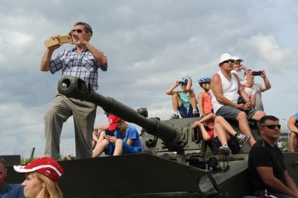 Московская область, Кубинка. Зрители  в Военно-патриотическом парке культуры и отдыха  ВС России `Патриот` наблюдают за   проведением чемпионата мира среди военнослужащих по парашютному спорту  .