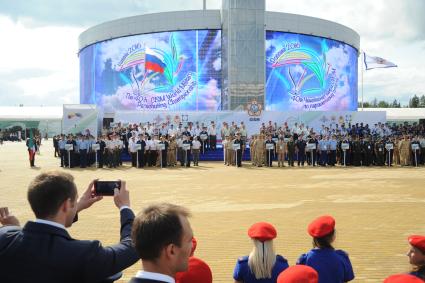 Московская область, Кубинка.  Торжественное открытие чемпионата мира среди военнослужащих по парашютному спорту , который прошел в Военно-патриотическом парке культуры и отдыха   ВС России `Патриот` .