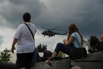 Московская область, Кубинка. Зрители  в Военно-патриотическом парке культуры и отдыха  ВС России `Патриот` наблюдают за   проведением чемпионата мира среди военнослужащих по парашютному спорту  .