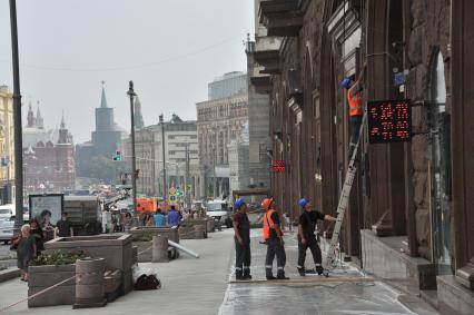 Москва. Ремонт фасада жилого дома на Тверской улице.