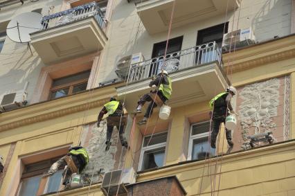 Москва. Ремонт фасада жилого дома на Тверской улице.