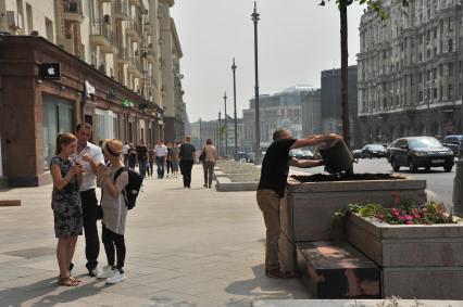 Москва. Высаживание деревьев на Тверской улице.