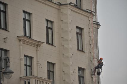 Москва. Ремонт фасада жилого дома на Тверской улице.