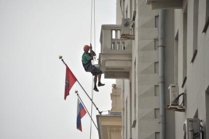 Москва. Ремонт фасада жилого дома на Тверской улице.