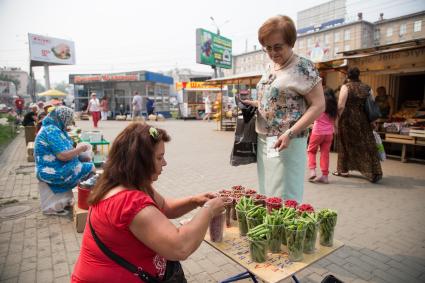 Челябинск. Продажа овощей и фруктов на улице.