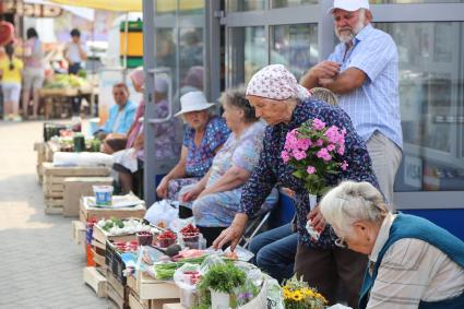 Челябинск. Продажа овощей и фруктов на улице.